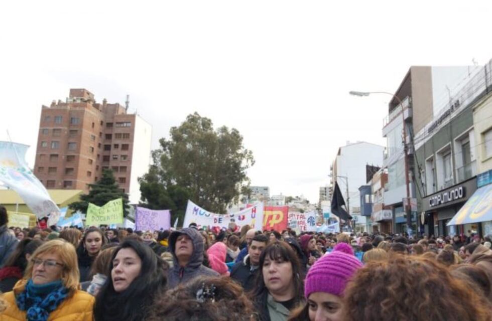 Miles de docentes volvieron a marchar por las calles de Comodoro
