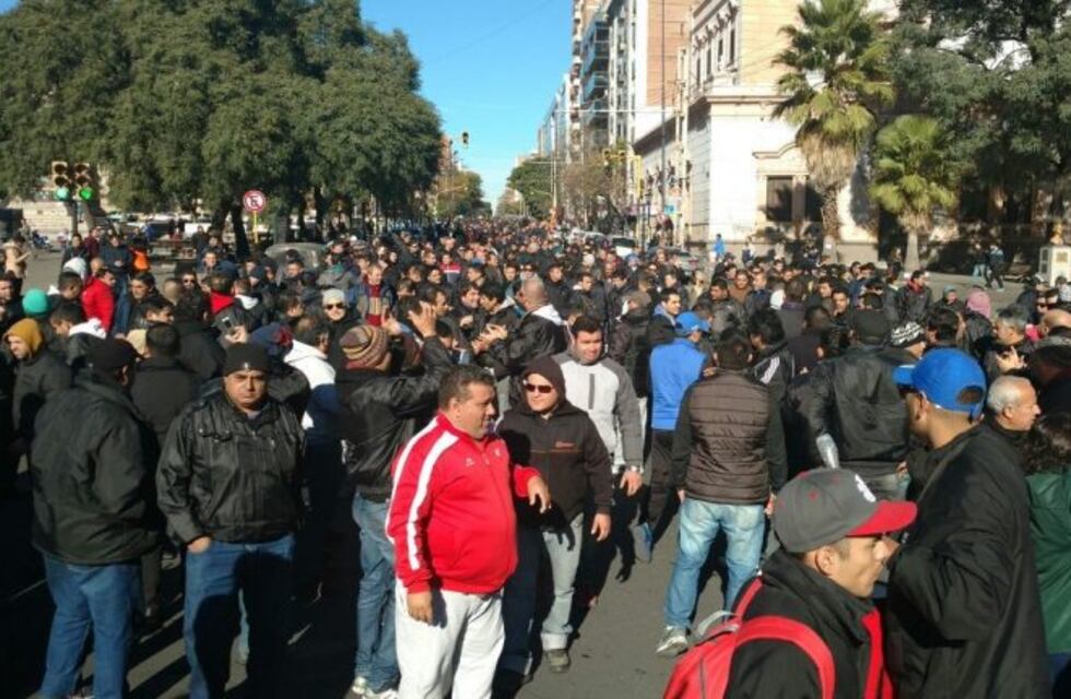 Conflicto del transporte: se movilizan los choferes y hay caos en el centro