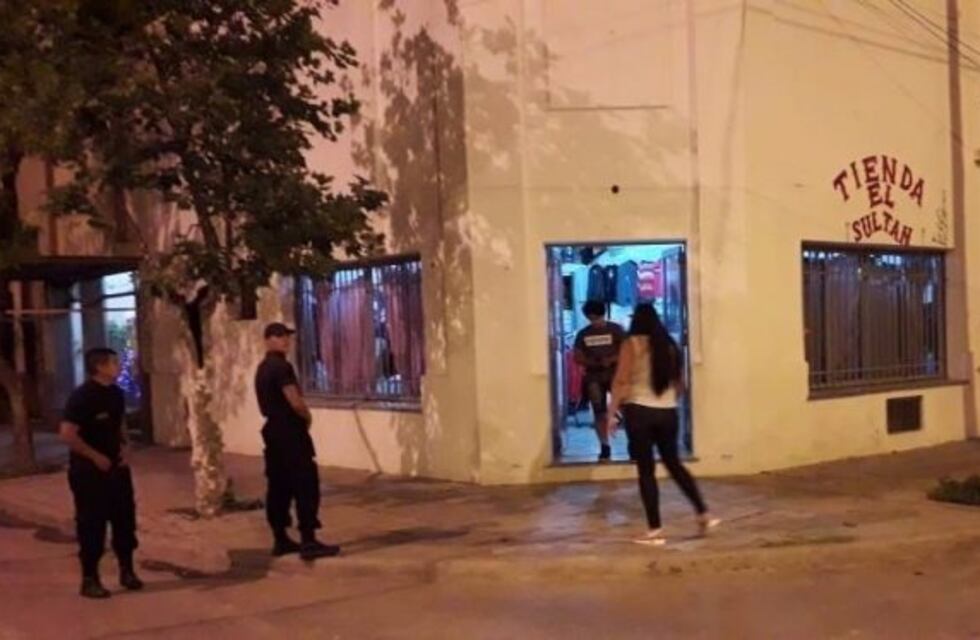 La Policía detuvo a tres chicos por robar en un local de ropa