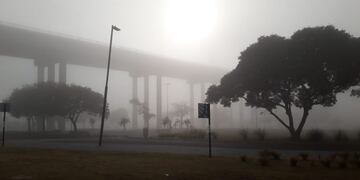 Humedad, neblina y otra vez mucho humo en Rosario (Vía Rosario)