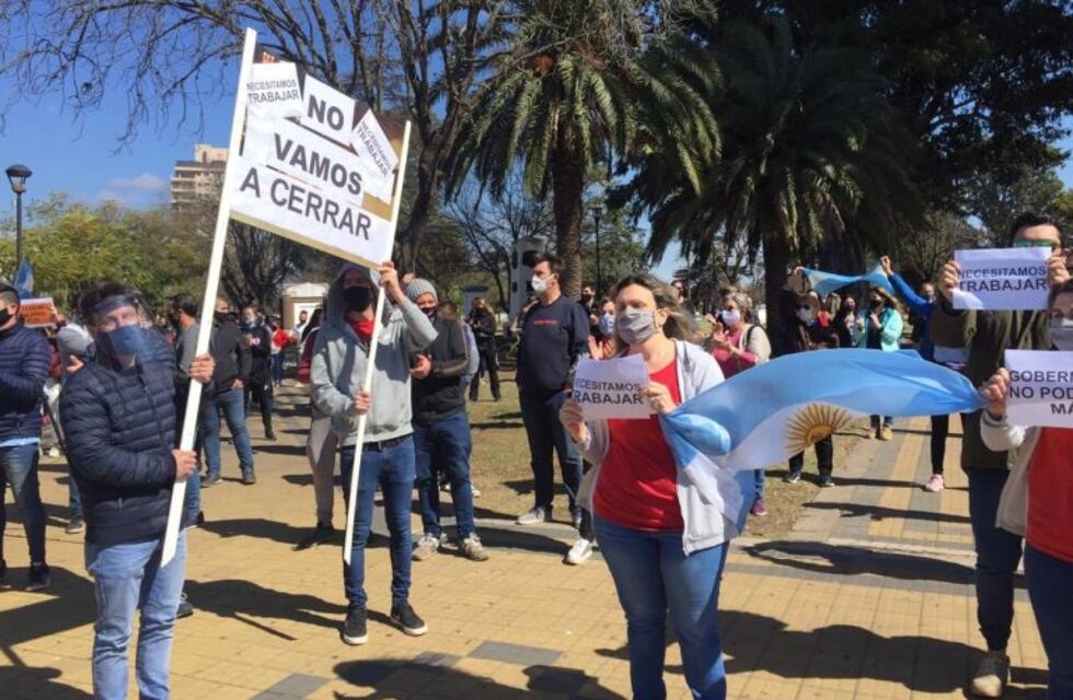Gran protesta y comercios abiertos en Venado Tuerto contra las restricciones de Perotti