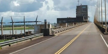 Paso fronterizo de Argentina a Paraguay por encima del coronamiento de la represa de la Central Hidroeléctrica Yacyretá\u002E (Digital Misiones)