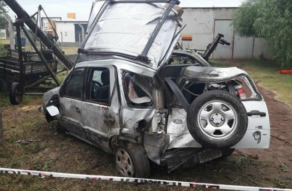 Ocho jóvenes en una camioneta, volcó y uno de ellos murió