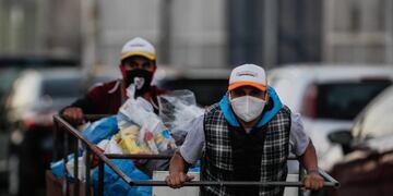 AME6818\u002E BUENOS AIRES (ARGENTINA), 30/04/2020\u002E- Dos hombres circulan por una calle en la Villa 31 este jueves, en Buenos Aires (Argentina)\u002E Argentina confirmó este jueves 143 nuevos casos de COVID-19, con lo que el número total de contagios se incrementó a 4\u002E428, mientras que los muertos suman 218, tras registrarse hoy tres nuevos decesos por coronavirus\u002E EFE/ Juan Ignacio Roncoroni