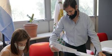 El acto de apertura de las 18 propuestas presentadas por pymes locales para adquirir terrenos en el PASIP. Gentileza Gobierno de Mendoza