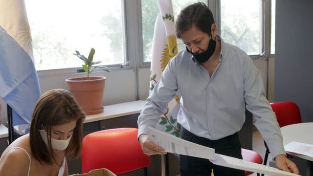 El acto de apertura de las 18 propuestas presentadas por pymes locales para adquirir terrenos en el PASIP. Gentileza Gobierno de Mendoza