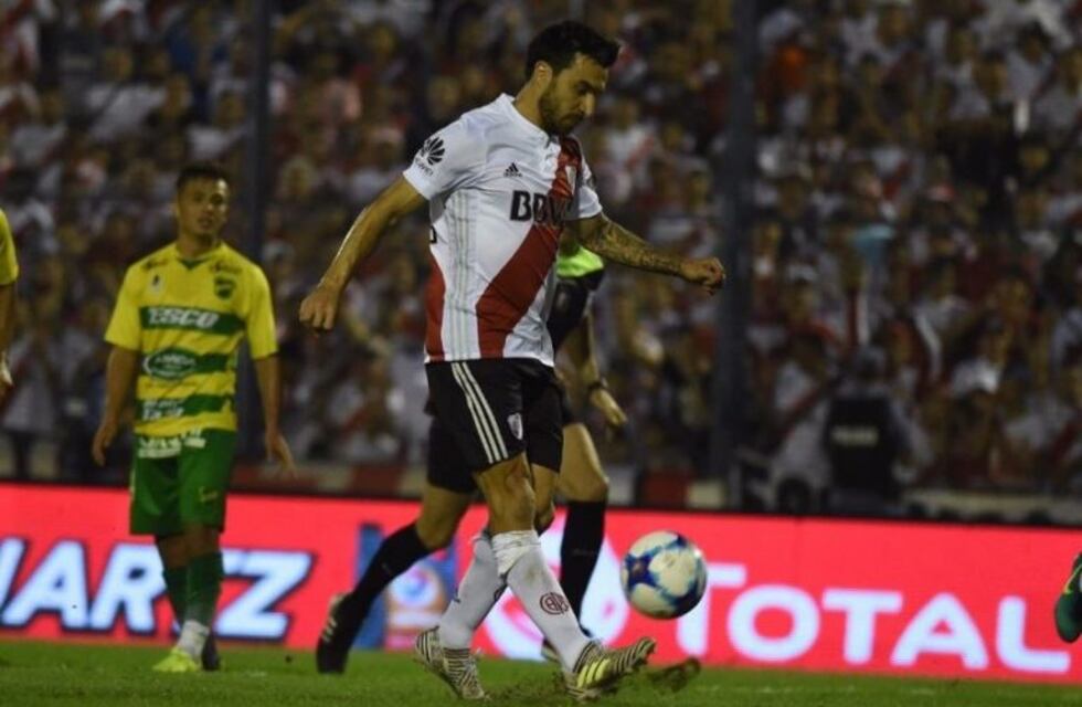 Pura clase: el golazo de Ignacio Scocco a Defensa y Justicia