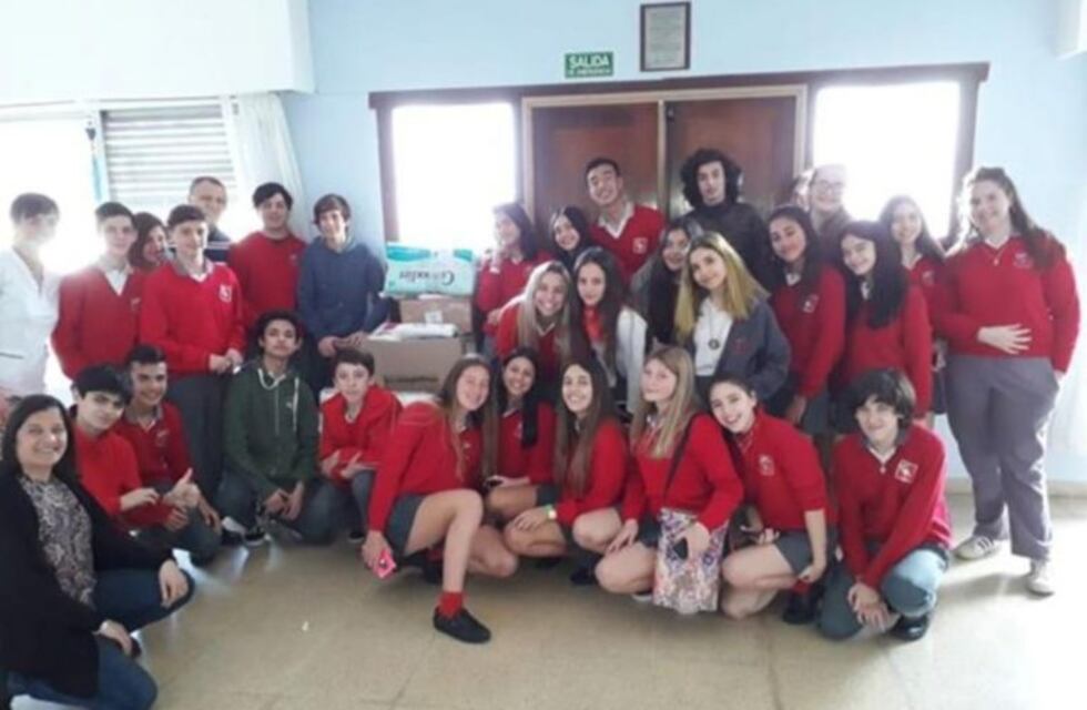 El emotivo gesto de un grupo de alumnos con los abuelos del Hogar Malere
