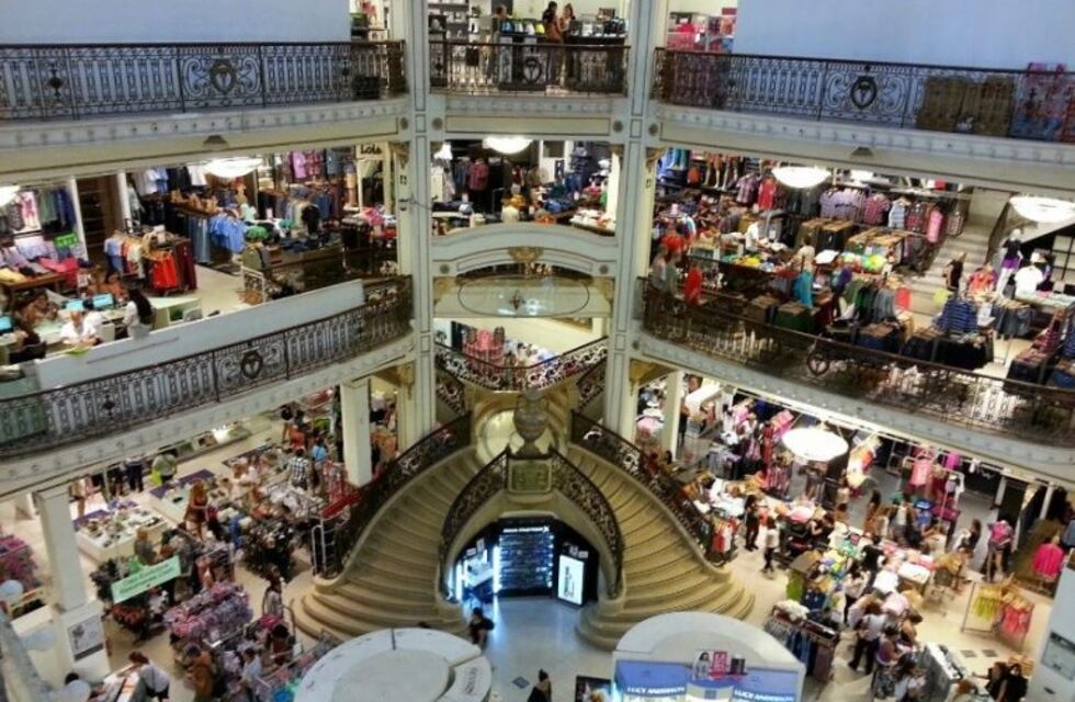 Detuvieron a una empleada municipal acusada de robar un bolso en Falabella