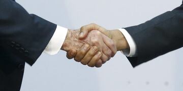 saludo encuentro historico entre presidente de estados unidos y cuba reanudacion relaciones entre eeuu estados unidos eeuu y cuba eeuu aliviara las restricciones de viaje y comerciales inicio conversaciones reanudan relaciones tras 53 años fin del bloqueo mano manos\r\n\r\nU\u002ES\u002E President Barack Obama (R) shakes hands with Cuba's President Raul Castro as they hold a bilateral meeting during the Summit of the Americas in Panama City April 11, 2015\u002E Obama and Castro shook hands on Friday at the summit, a symbolically charged gesture as the pair seek to restore ties between the Cold War foes\u002E REUTERS/Jonathan Ernst TPX IMAGES OF THE DAY panama Barack Obama raul castro cumbre de las americas 2015 encuentro de mandatarios americanos primer encuentro de los presidentes presidente eeuu estados unidos cuba