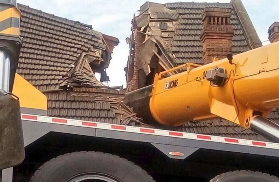 Una grúa se volteó y destrozó el techo de un chalet