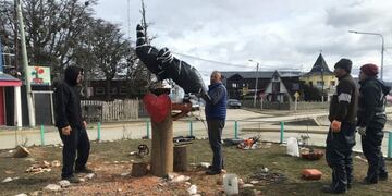 El personal de Parque y Jardín de la Municipalidad y el Artesano Rivero Tolhuin, Tierra del Fuego