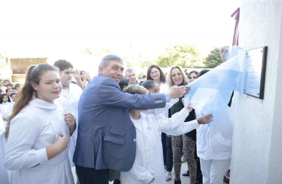 Se inauguró una nueva aula en una escuela de Leones