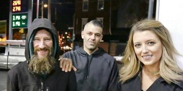 Johnny Bobbitt junto a la pareja que lo ayudó a salir de la calle