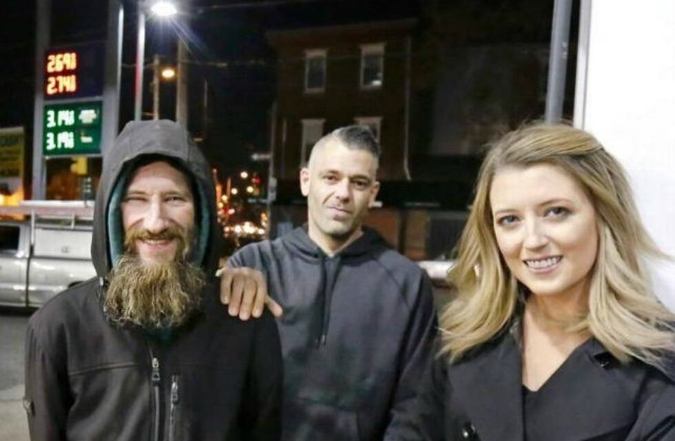 Demandó a la pareja que juntó plata para sacarlo de la calle