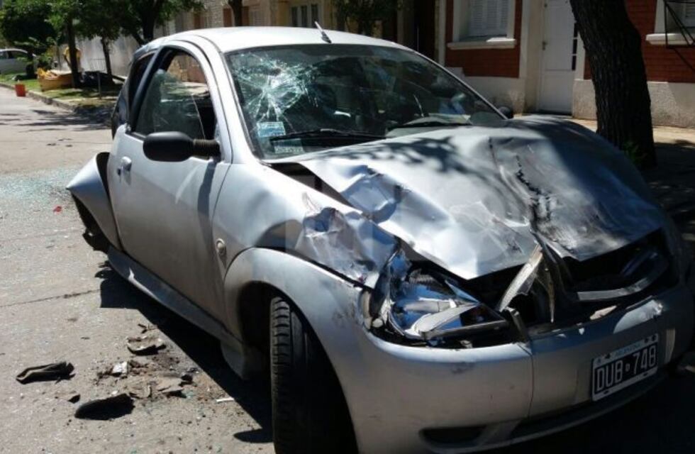 Un hombre quedó atrapado entre varios autos y murió aplastado