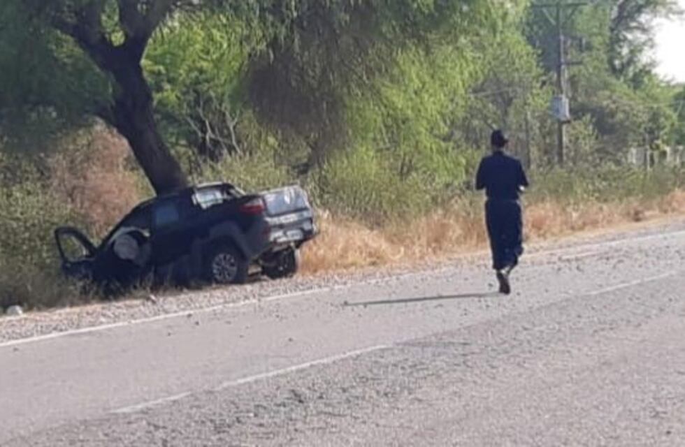 Le enseñaba a manejar a su hija, chocaron contra un árbol y falleció