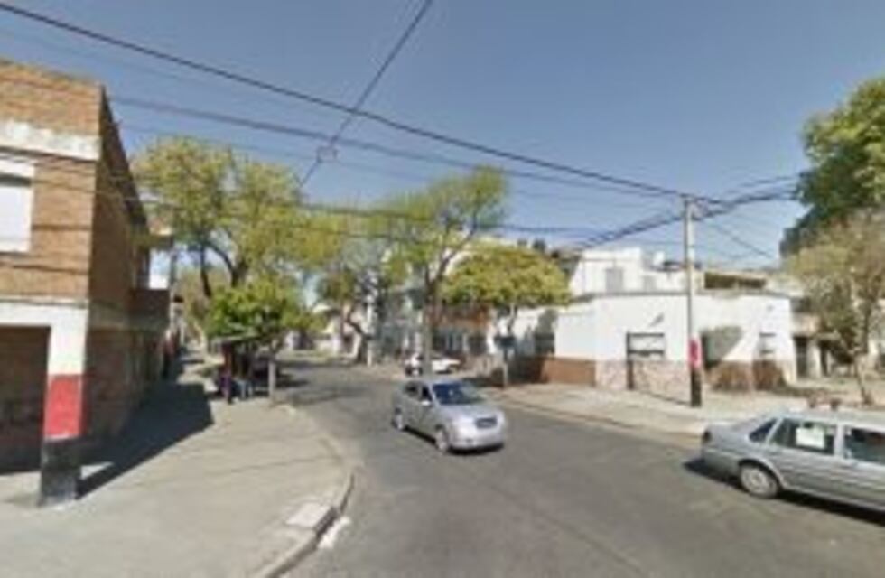 Balearon a un vigilador que intentó evitar un asalto a otro hombre en una parada de colectivos