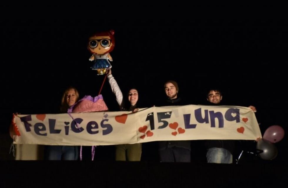 Emotivo video: festejo atípico para una joven que cumplió 15 años en medio de la cuarentena