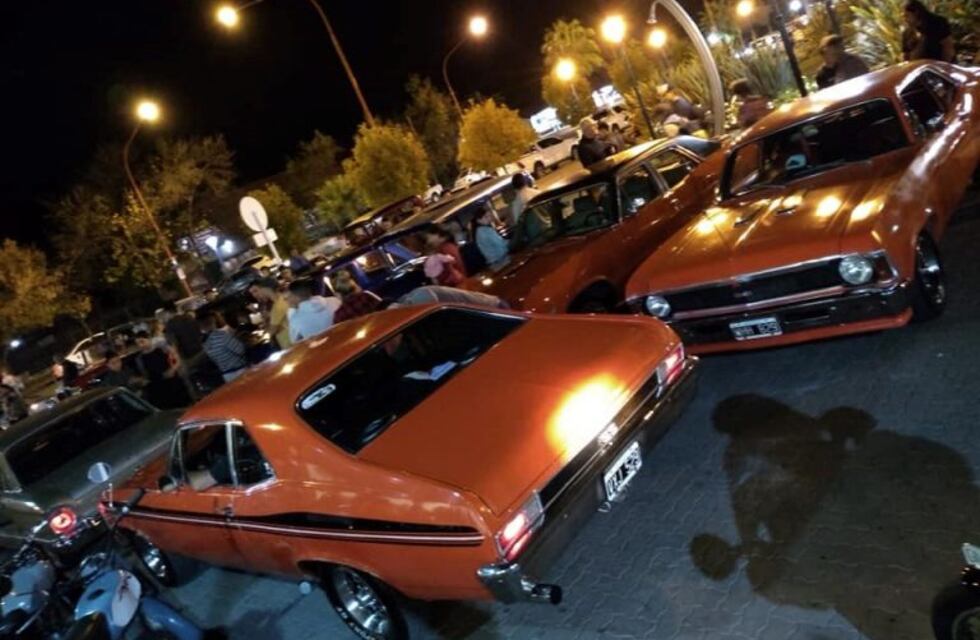 Amantes de los Chevrolet donaron mercadería a dos merenderos