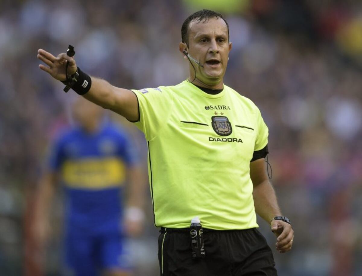 partido superclasicornrnReferee Dario Herrera gestures during the Argentine first division football match between Boca Juniors and River Plate at