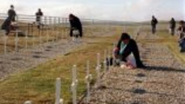 BUENOS AIRES 02/04/2015, IMAGEN  DE ARCHIVO, 33  ANIVERSARIO DE LA GUERRA DE MALVINAS.  CEMENTERIO DE DARWIN. rnFOTO:ARCHIVO DYN. isla malvinas  actividad conmemorativas cementerio acto en memoria de los caidos en la guerra de las Malvinas 33 aniversario guerra de malvinas foto  1982