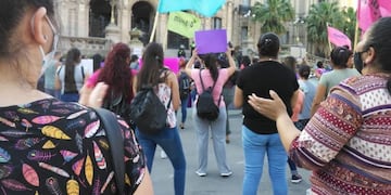 Femicidio de Paola: masiva convocatoria en Plaza Independencia\u002E (Vía Tucumán)