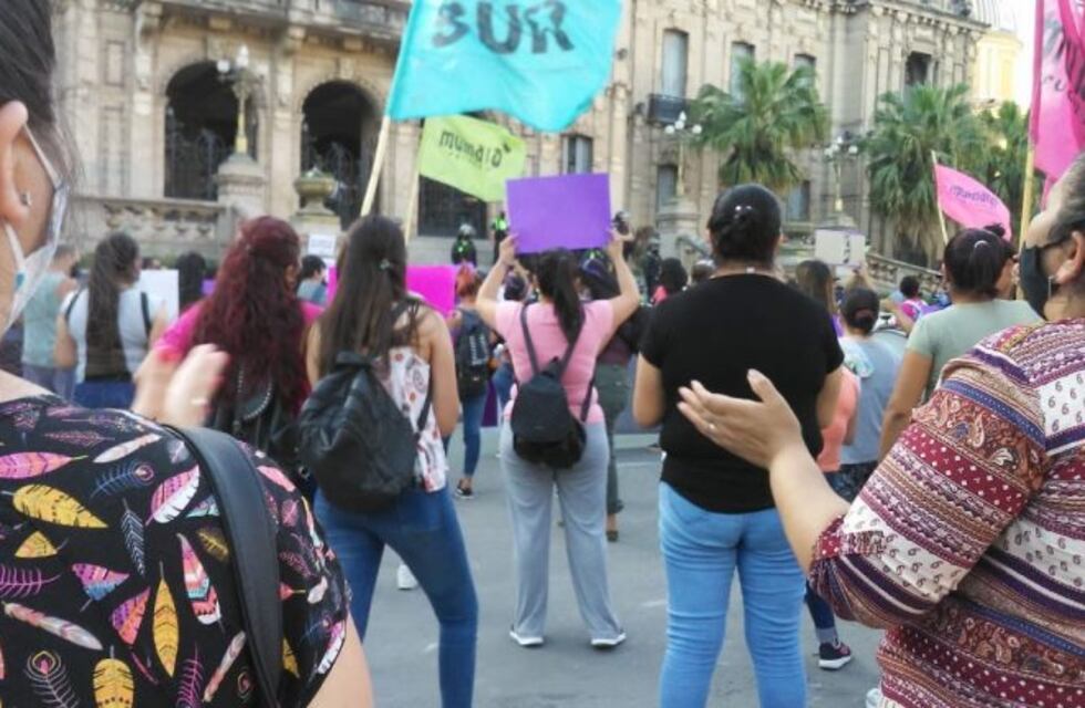 Femicidio de Paola: masiva convocatoria en Plaza Independencia