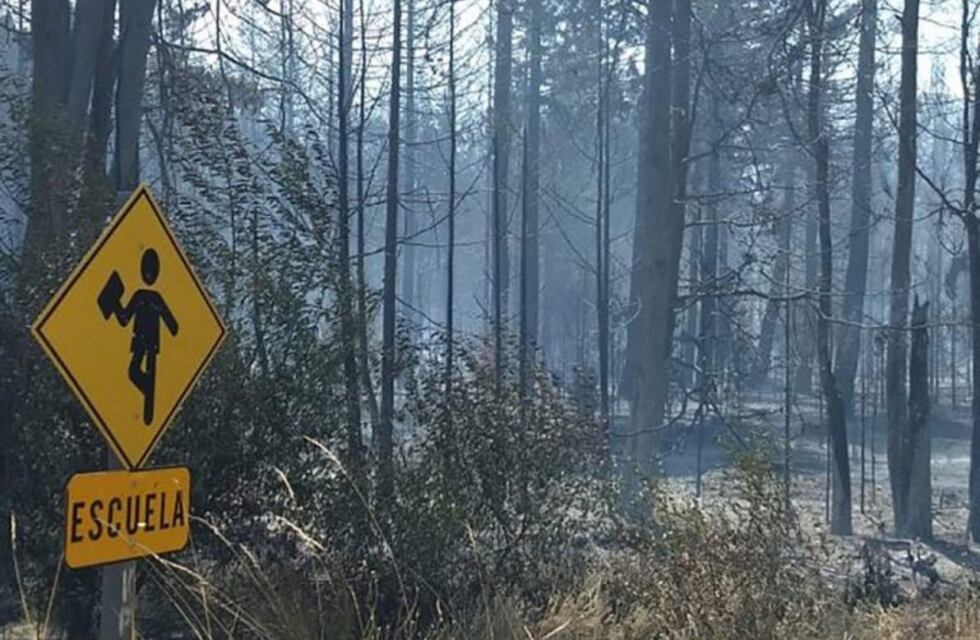 Unos 70 brigadistas trabajan para sofocar el incendio en Aldea Escolar