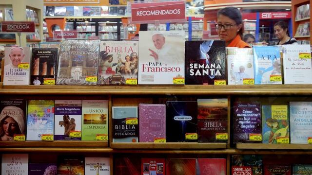 BOG239. BOGOTu00c1 (COLOMBIA), 27/04/2017.- Fotografu00eda del 27 de abril de 2017, de un stand de libros del Papa Francisco durante la Feria Internacional del Libro de Bogotu00e1 (Filbo), en Bogotu00e1 (Colombia). Los libros que tienen al papa Francisco como protagonista destacan en la XXX Feria Internacional del Libro de Bogotu00e1 (Filbo) respondiendo asu00ed a la expectaciu00f3n que ha despertado la visita que el pontu00edfice haru00e1 a Colombia en septiembre pru00f3ximo. Tu00edtulos como