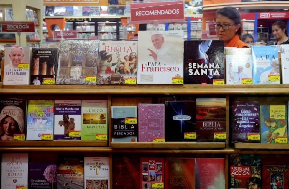 Escritores suspenden las actividades de este miércoles en la Feria del Libro por la marcha contra el "2x1"
