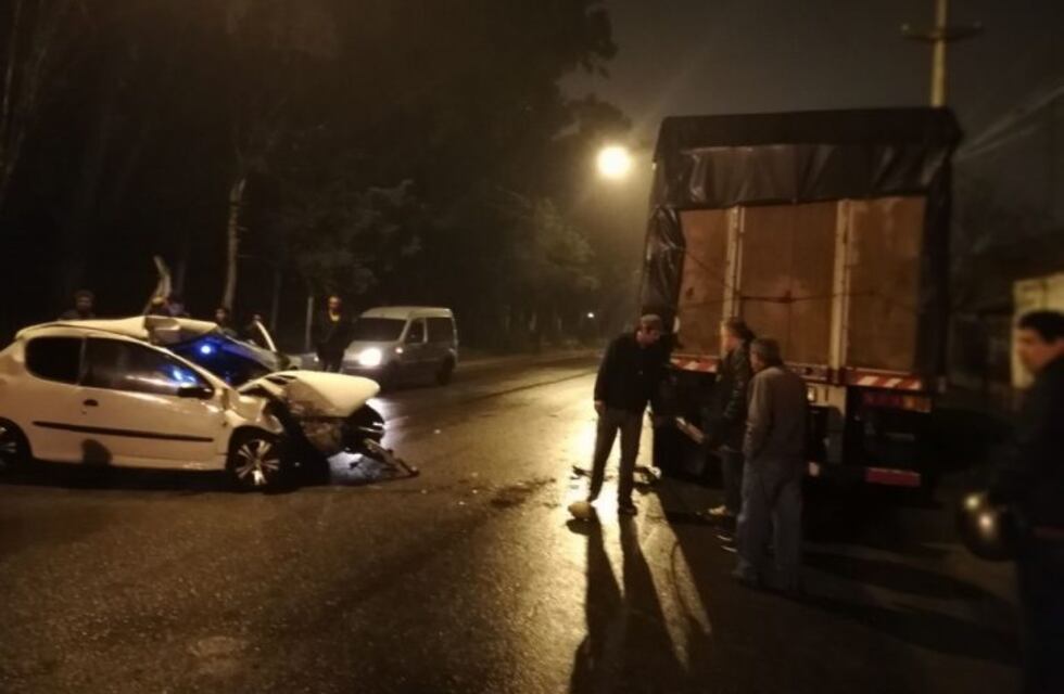 Impresionante choque entre dos autos y un camión en San Luis