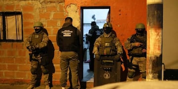La policía santafesina realizó 29 allanamientos con más de 350 efectivos en Rosario y Villa Gobernador Gálvez\u002E (@maxipullaro)