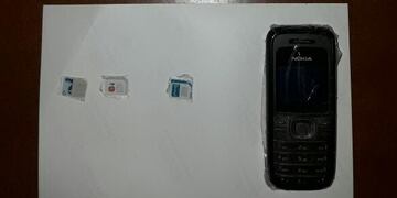 La requisa en el pabellón que ocupa Milton Cesar arrojó el secuestro de un celular y tarjetas SIM\u002E (Prensa Min\u002E Seguridad Santa Fe)