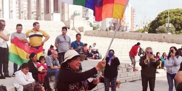 La bandera wiphala fue izada en el mástil escolta del Monumento\u002E (@normalopezsf)