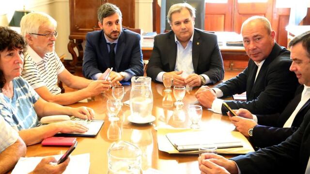 El ministro de Gobierno de Santa Fe, Pablo Faru00edas, junto a representantes de ATE y UPCN.
