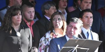 El gobernador Sergio Casas junto a la intendenta Silvia Gaitan en el acto por el aniversario de Nonogasta