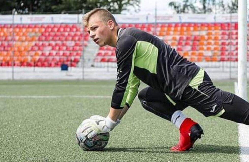 Un futbolista ruso fue alcanzado por un rayo y todo quedó registrado por las cámaras