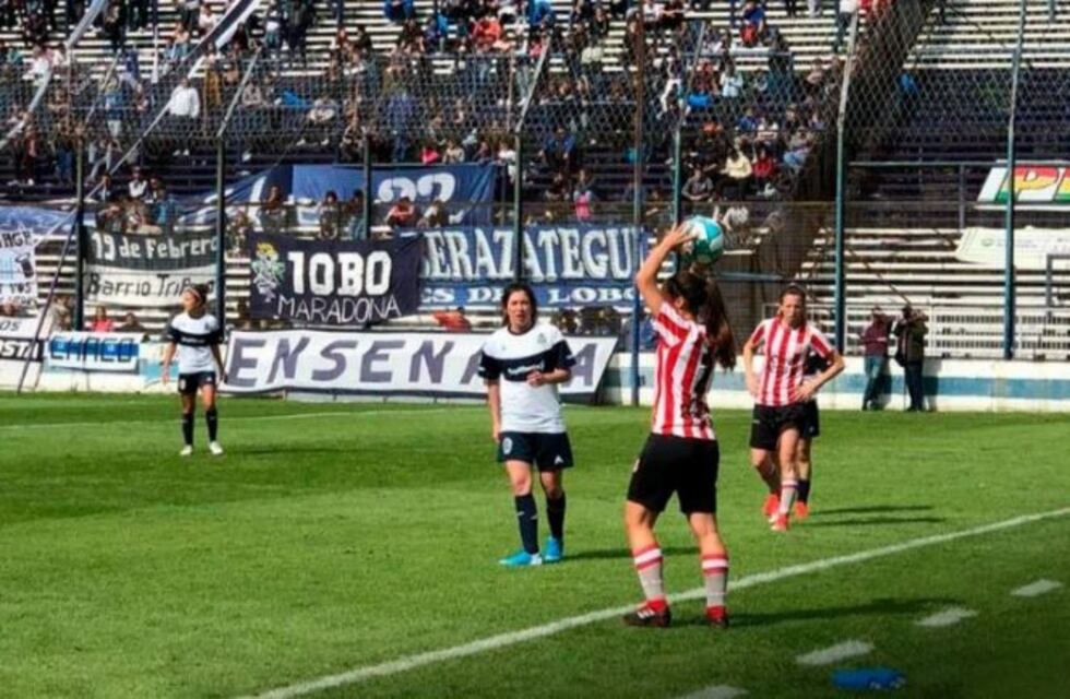 Fútbol femenino: Gimnasia empató con Estudiantes 3 a 3 en el primer clásico profesional