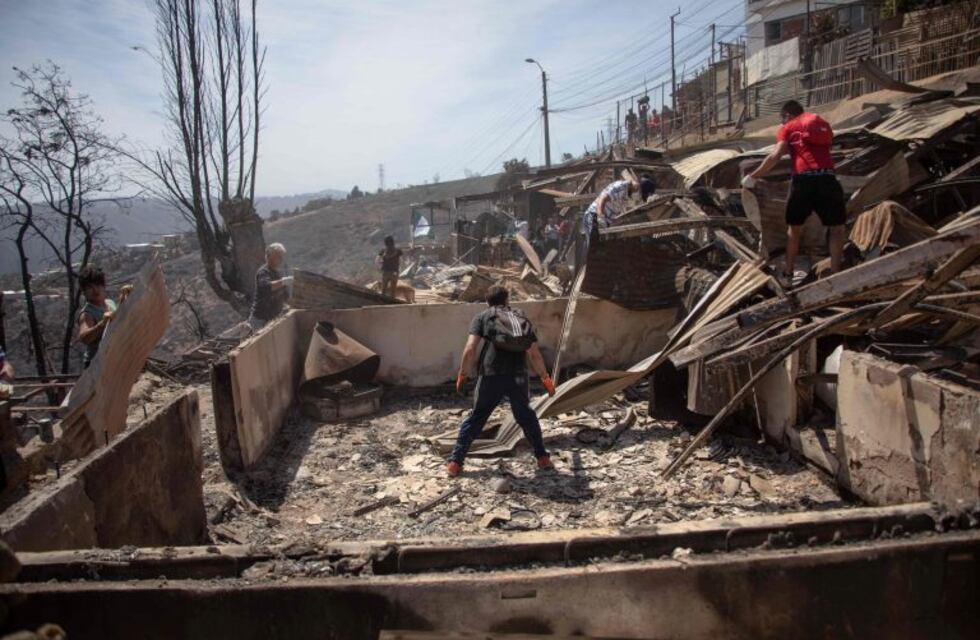 Un incendio en la ciudad chilena de Valparaíso consumió más de 200 casas y creen que fue intencional