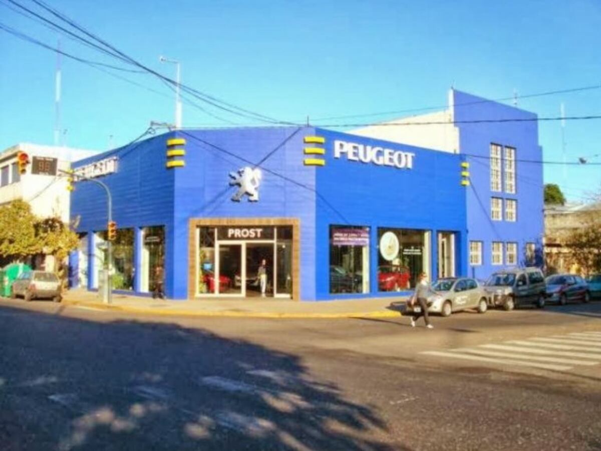 La concesionaria Peugeot Prost deberu00e1 darle un auto a una clienta.
