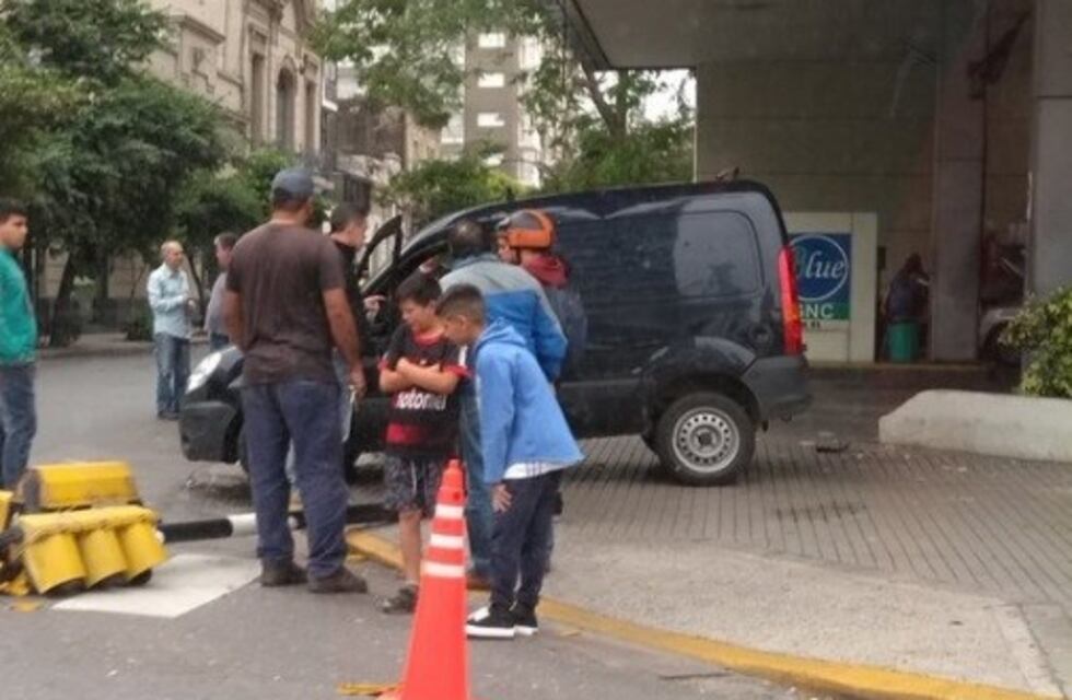 Un utilitario se subió a la vereda y casi provoca una tragedia en Pellegrini