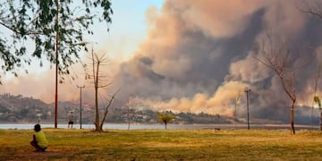 Tremendo incendio forestal en zona norte de Villa Carlos Paz\u002E (Foto: Bomberos Voluntarios de Cosquín)\u002E