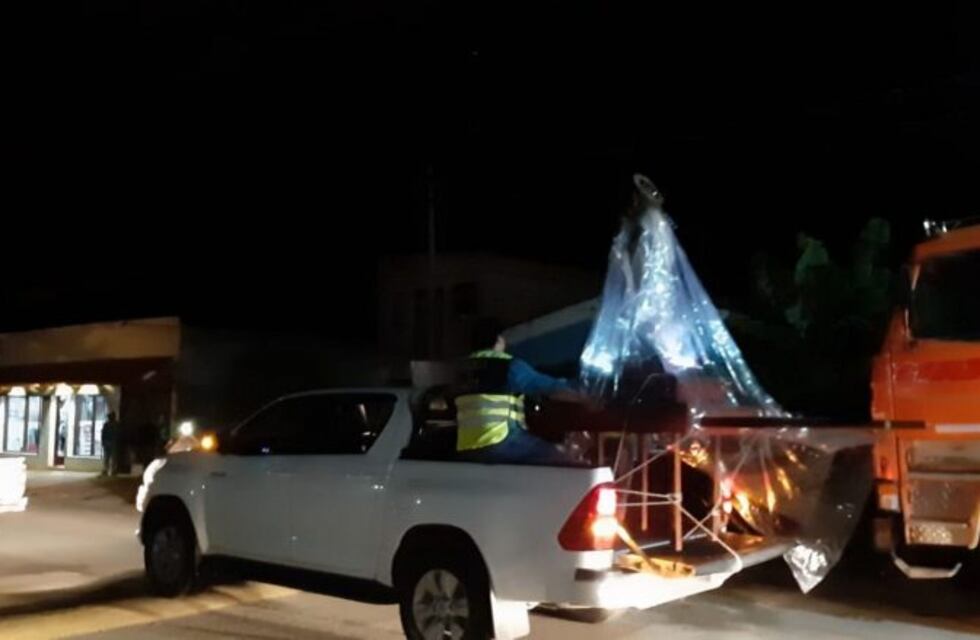 Metán paseó a su santo patrono por las calles iluminadas con velas