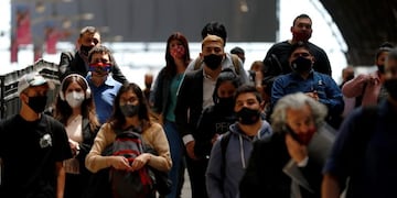 Commuters walk along a platform at Retiro train station, during the spread of the coronavirus disease (COVID-19), in Buenos Aires, Argentina October 9, 2020\u002E REUTERS/Agustin Marcarian