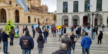 Protesta de comerciantes de Córdoba en el Cabildo\u002E
