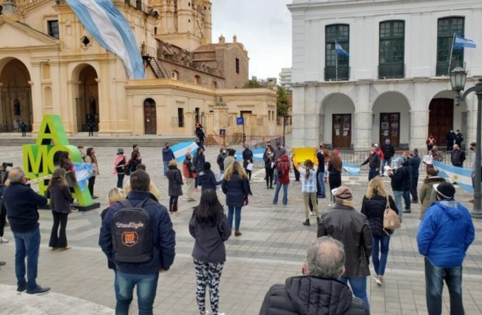Comerciantes de Córdoba protestaron frente al Cabildo