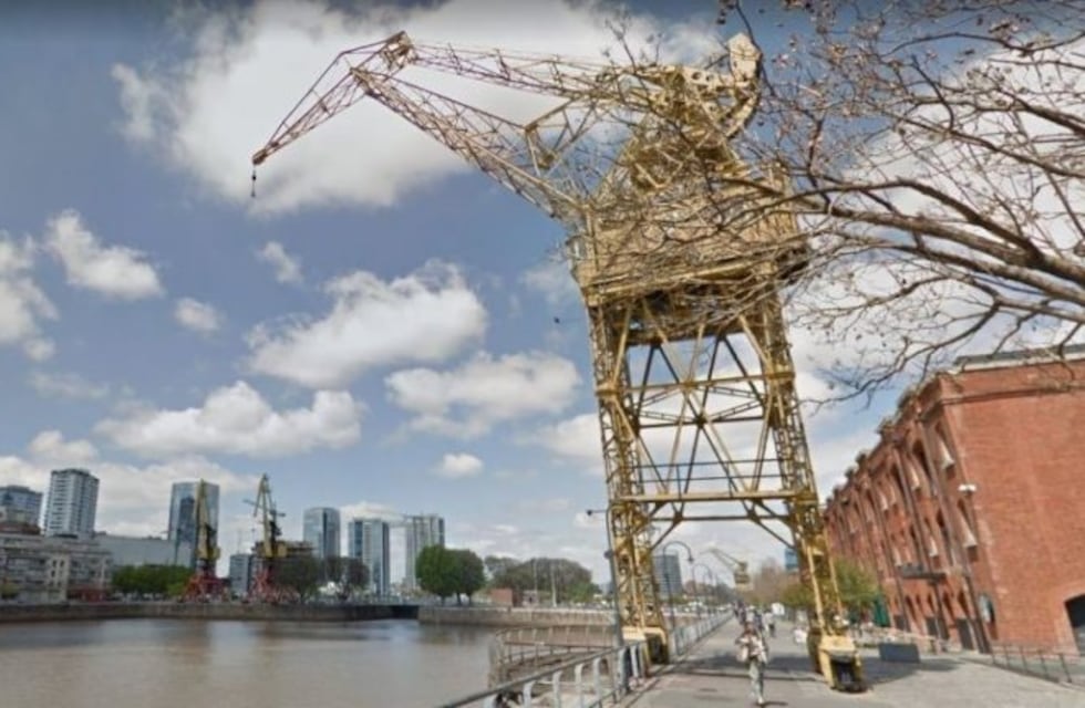Puerto Madero: un hombre se arrojó desde lo alto de una grúa y murió