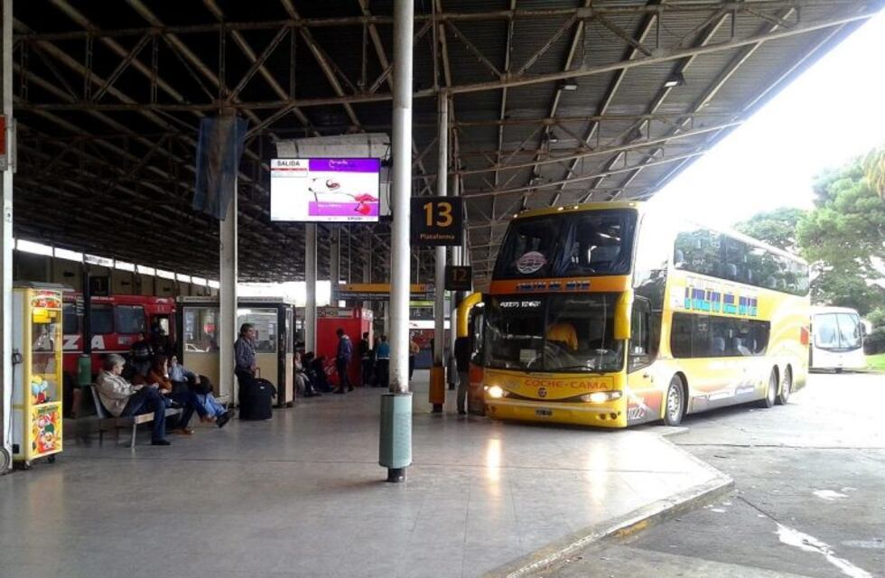 Cinco empresas de micros de larga distancia están de paro por falta de pago