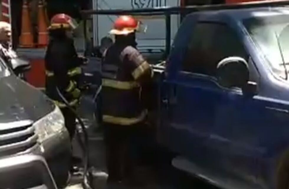 Incendio en el interior de una camioneta en pleno centro mendocino
